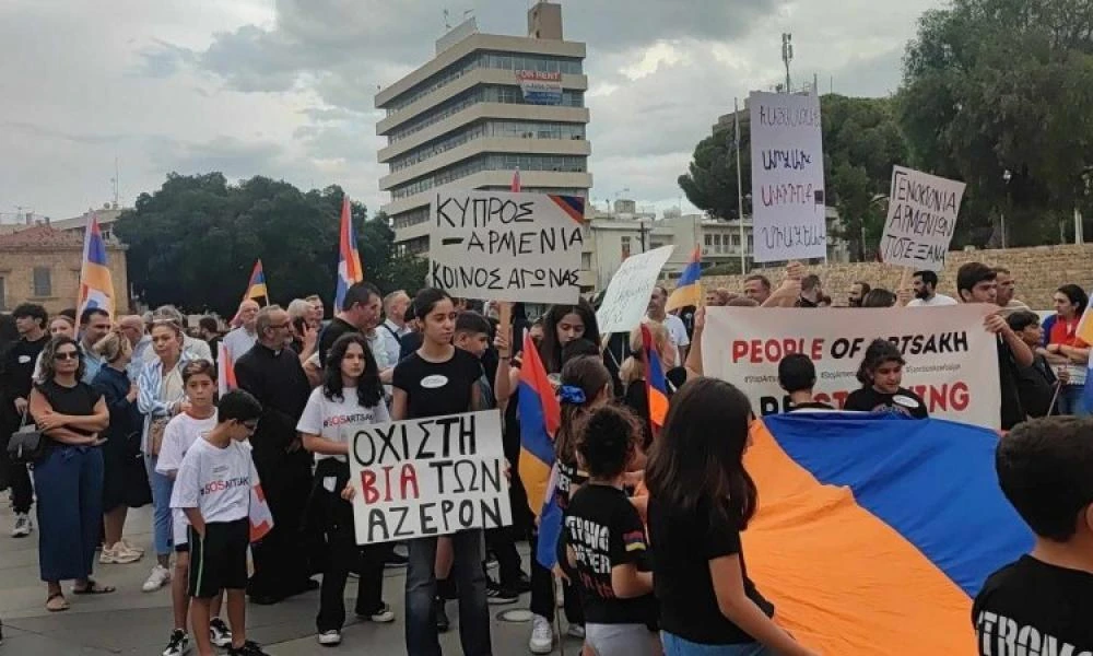 Πλήθος κόσμου βροντοφώναξε «Τούρκοι Αζέροι δολοφόνοι» στη Λευκωσία